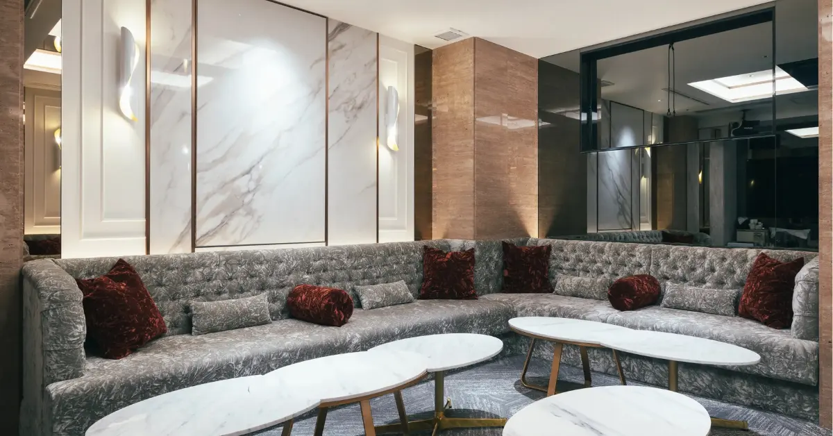 銀座ダミエ（Demier）のメインフロアをテーブル側から撮影した店内内装