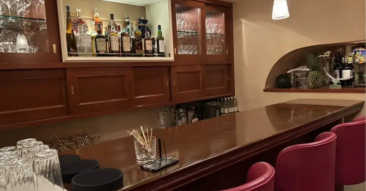 銀座エイ（叡）のカウンターを撮影した店内内装