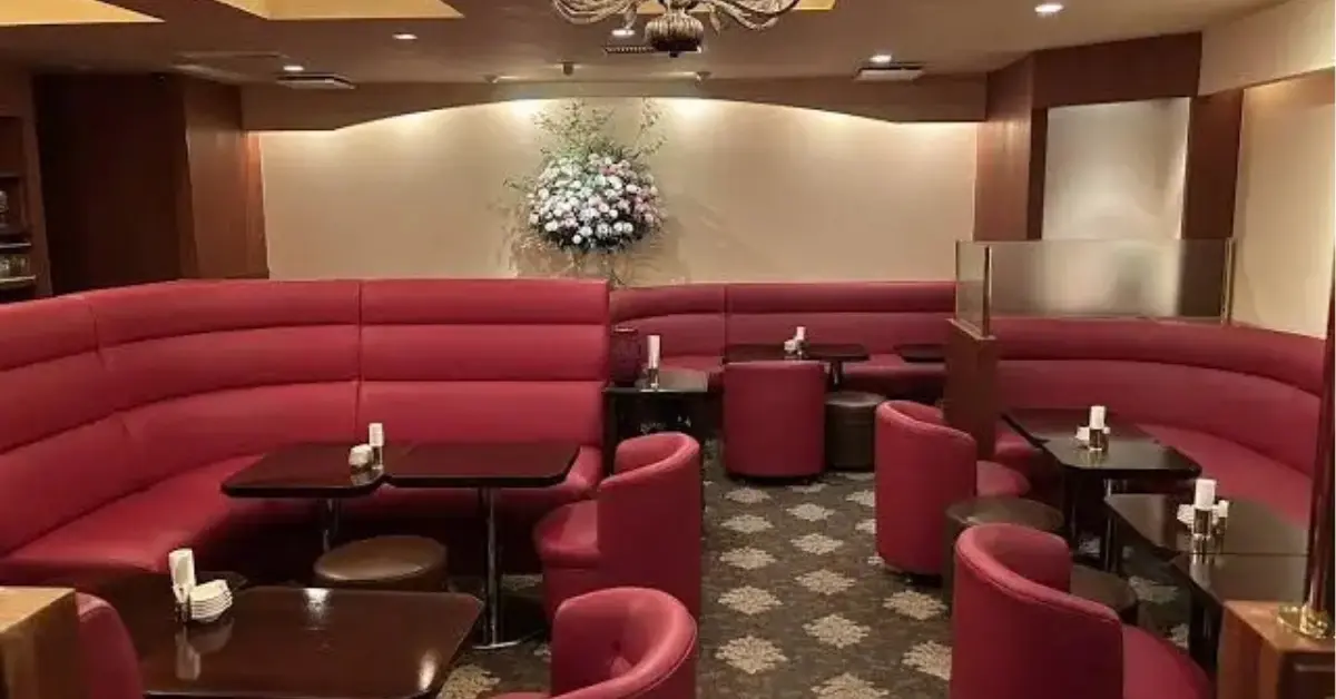 銀座エイ（叡）のメインフロアを通路側から撮影した店内内装