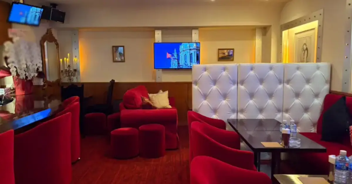 ｛銀座フラム（flamme）｝のメインフロアを撮影した店内内装