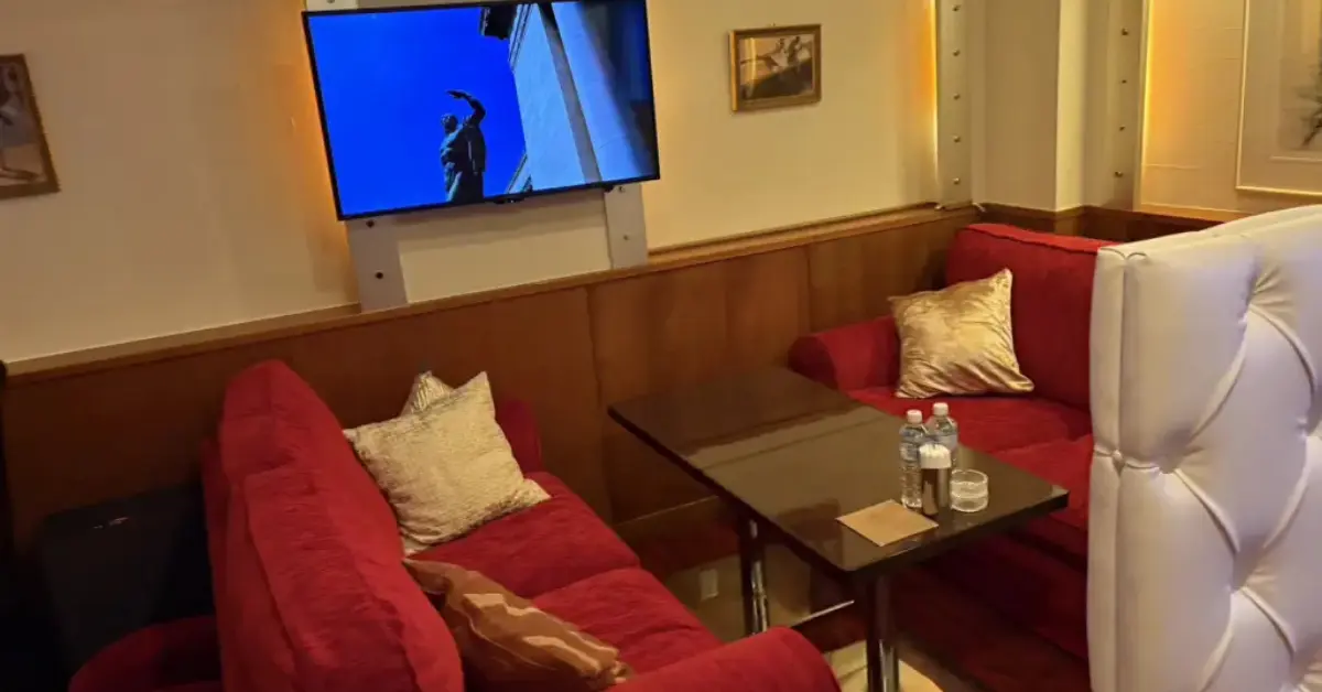 ｛銀座フラム（flamme）｝のメインフロアをソファ側から撮影した店内内装