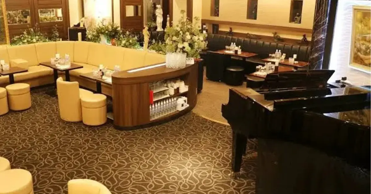 銀座フジイ（藤井）のメインフロアを通路側から撮影した店内内装