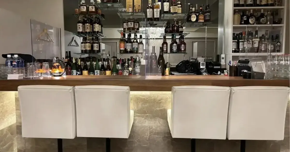 銀座フクロウ（梟）のカウンターを撮影した店内内装