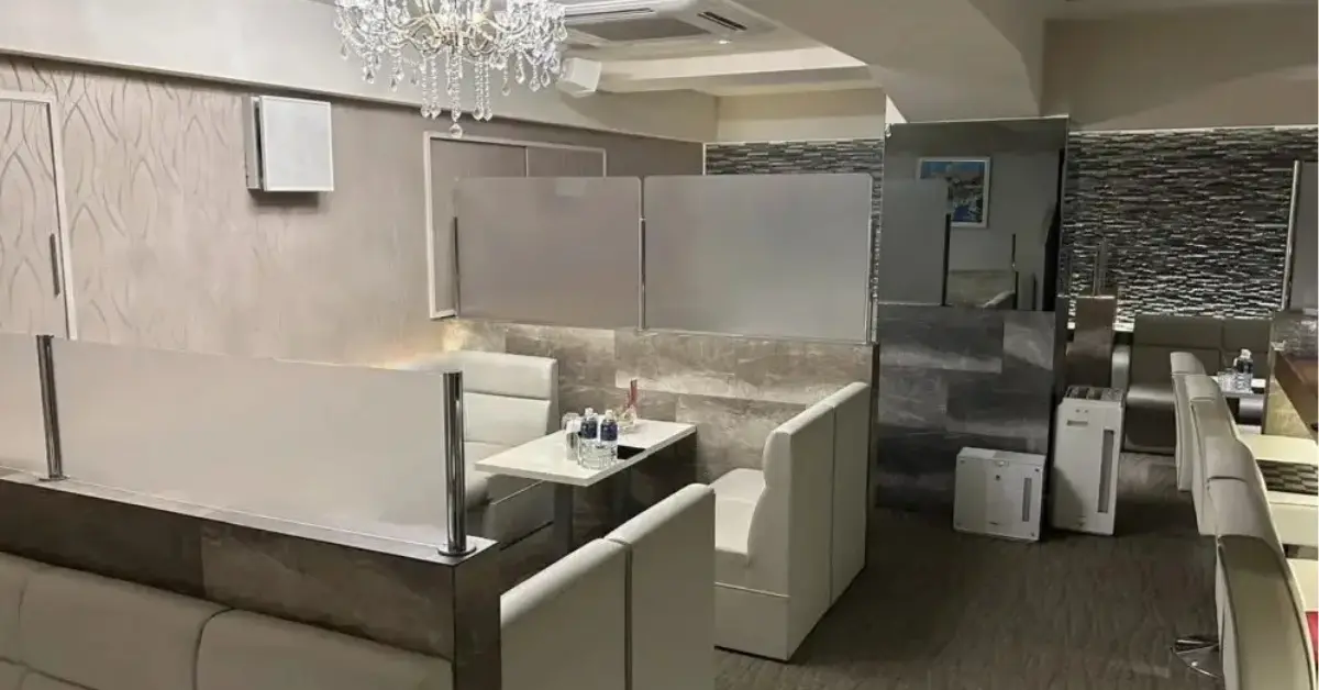 銀座フクロウ（梟）のメインフロアを通路側から撮影した店内内装