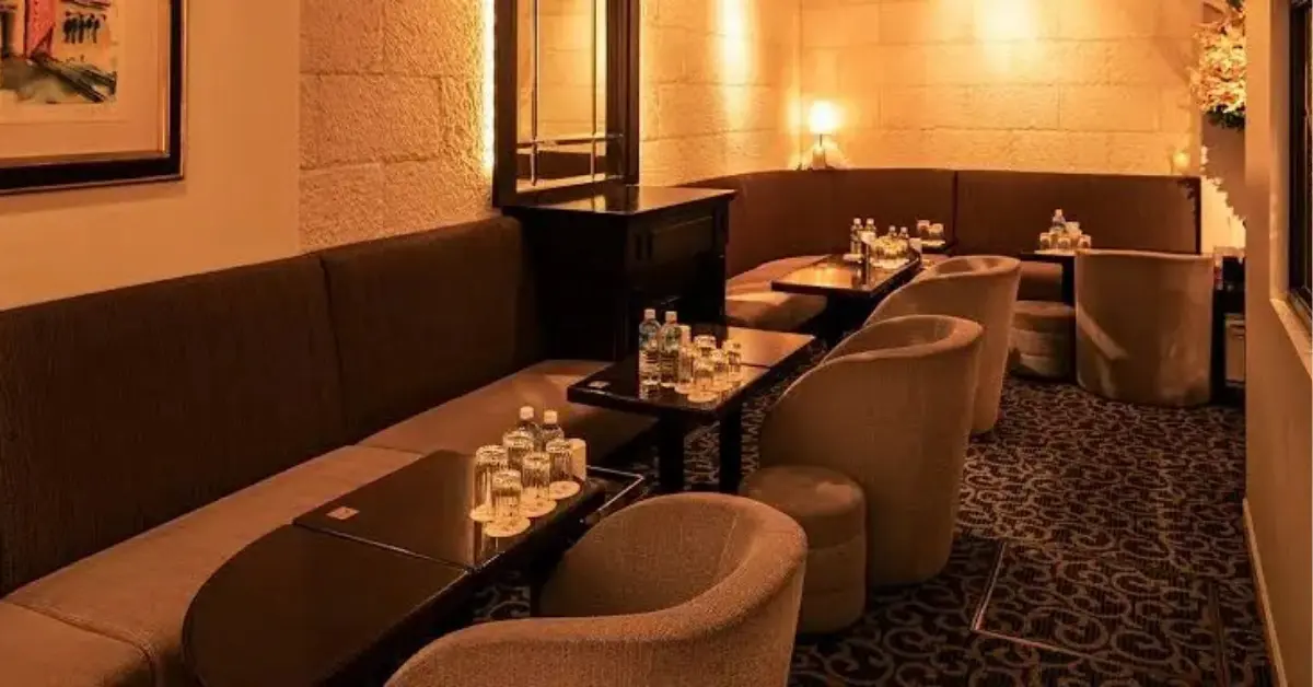 銀座ギンカ（銀花）のメインフロアを通路側から撮影した店内内装