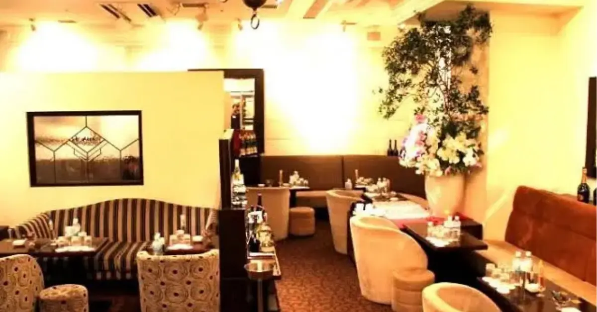 銀座ギンカ（銀花）のメインフロアを撮影した店内内装