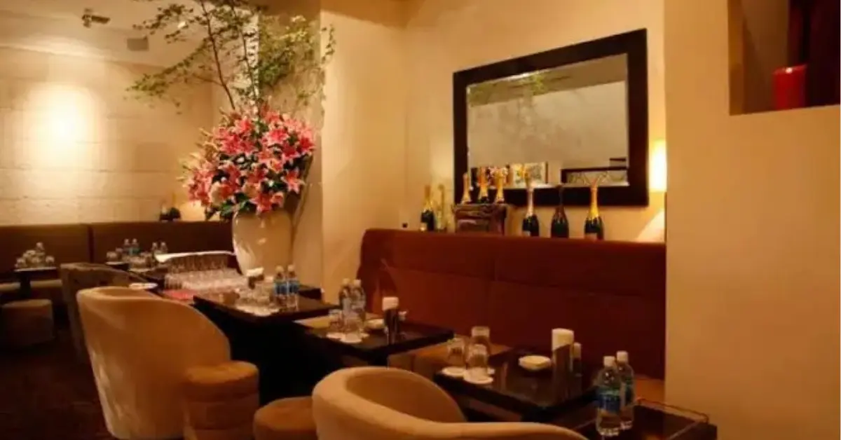 銀座ギンカ（銀花）のメインフロアをソファ側から撮影した店内内装