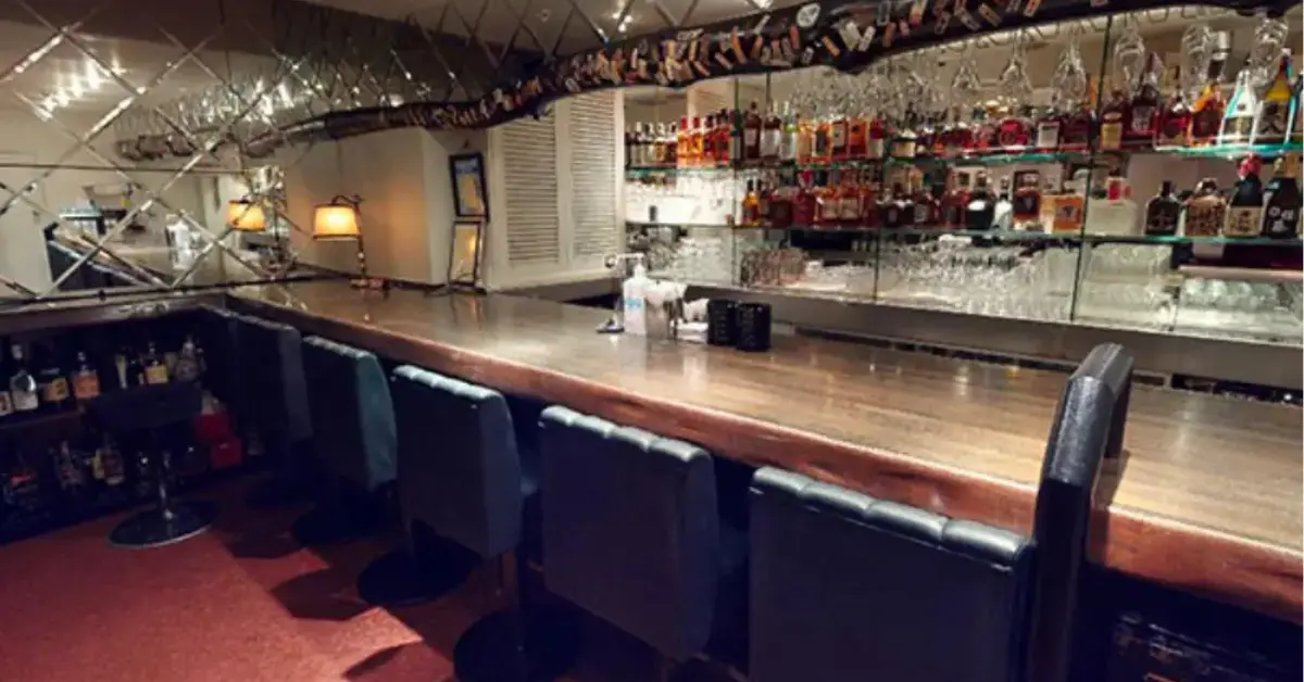 銀座グレ（CLUB GRES）のカウンターを撮影した店内内装