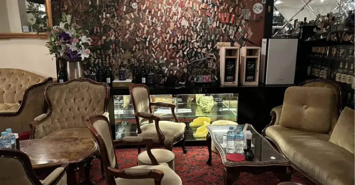 銀座グレ（CLUB GRES）のメインフロアを通路側から撮影した店内内装