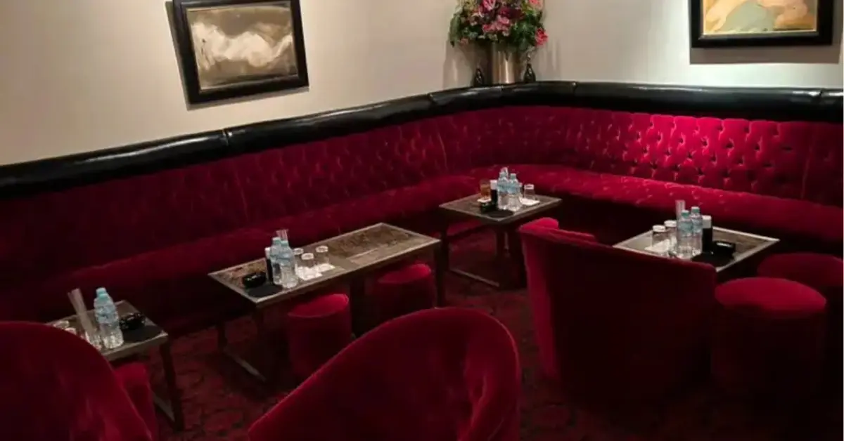 銀座グレ（CLUB GRES）のメインフロアをソファ側から撮影した店内内装