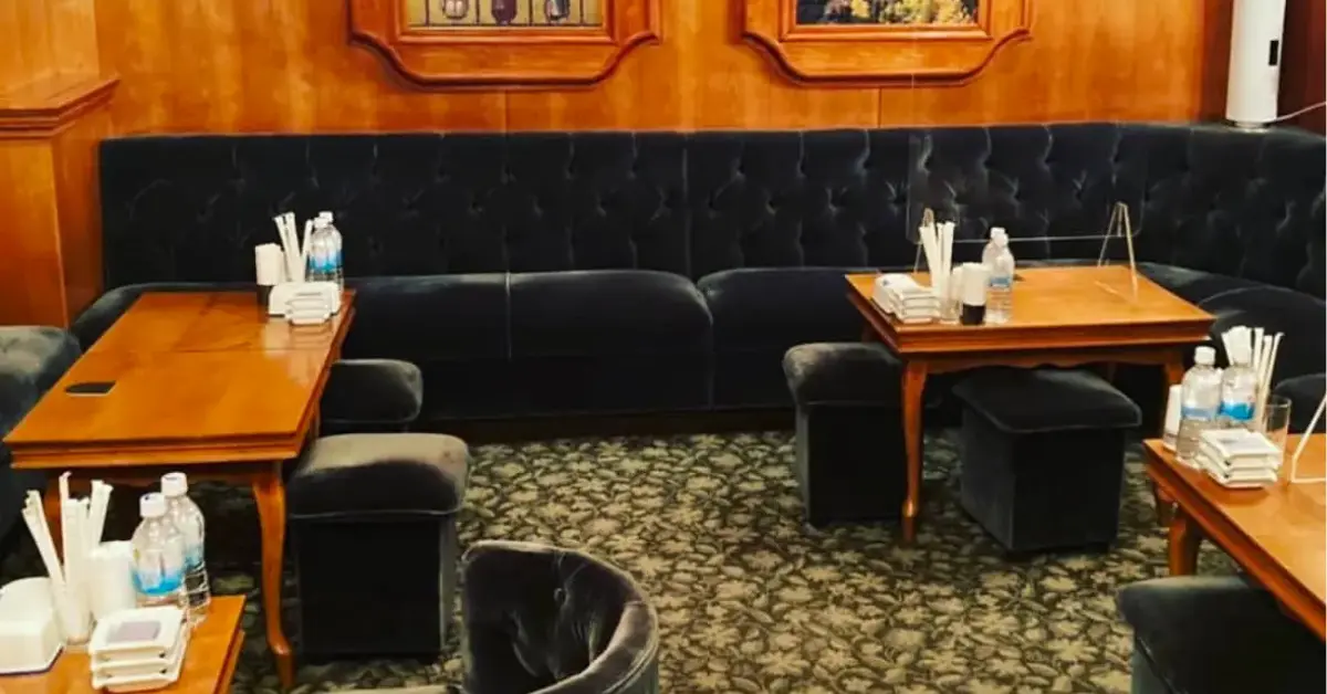 銀座ハナブドウ（花葡萄）のメインフロアを通路側から撮影した店内内装