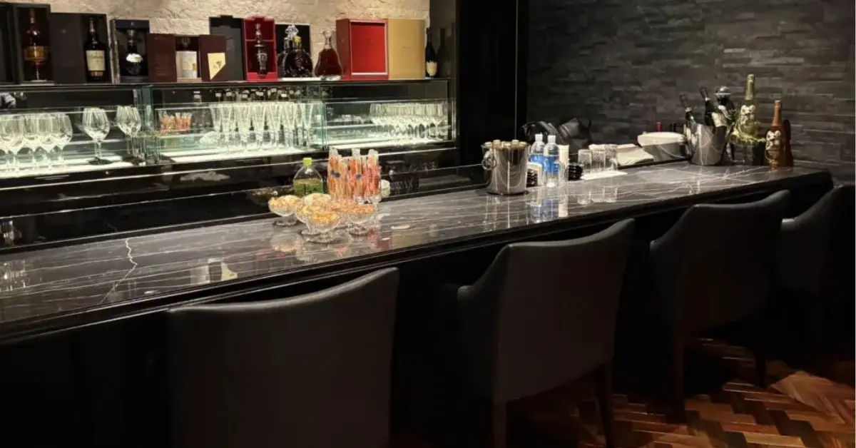 銀座ヘラクレス（HERACLES）のカウンターを撮影した店内内装