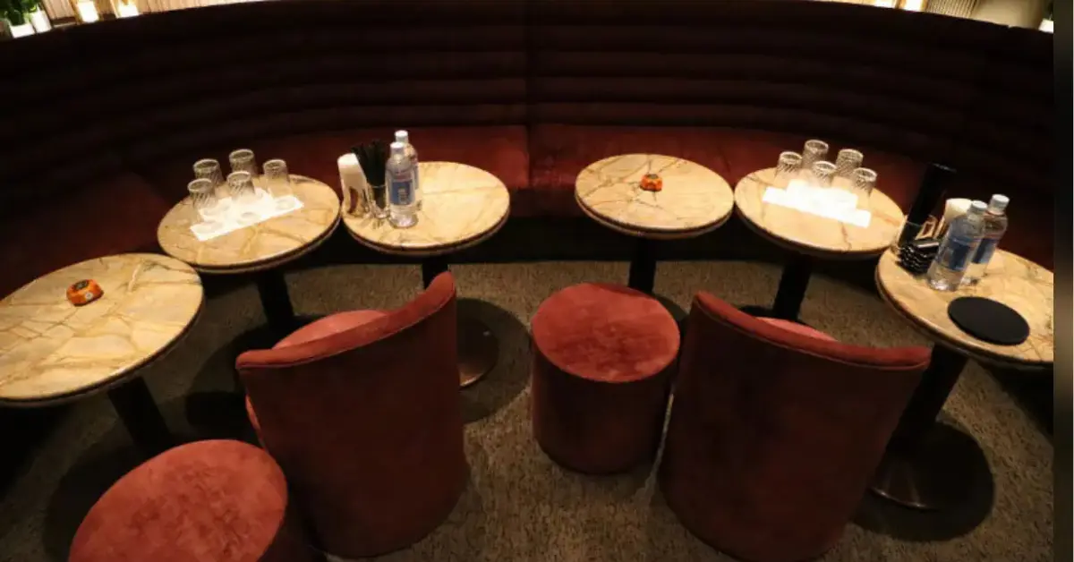 銀座ヘラクレス（HERACLES）のメインフロアをソファ側から撮影した店内内装