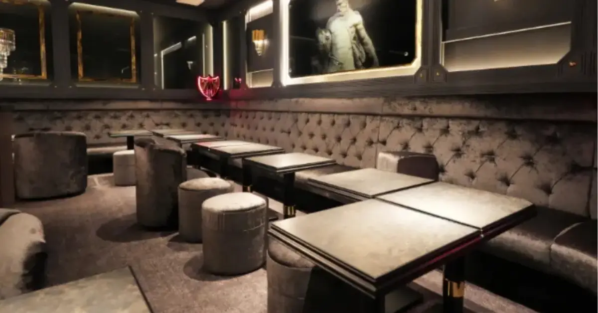 銀座ヘラクレス（HERACLES）のメインフロアをテーブル側から撮影した店内内装