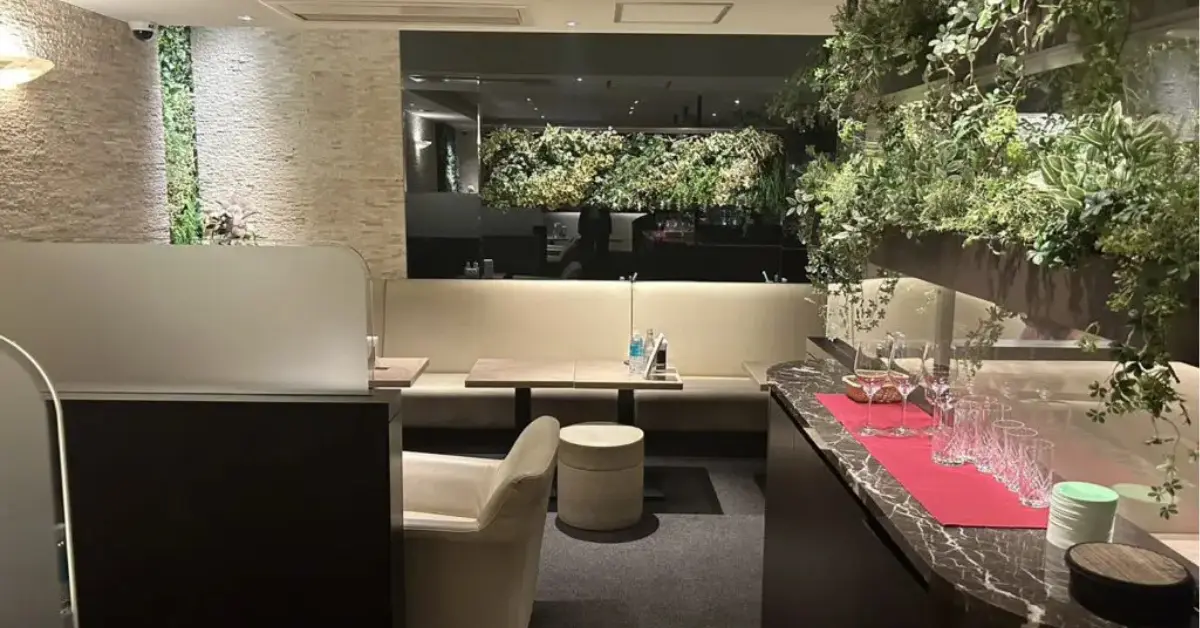 銀座ル・ジャルダン（Le Jardin）のメインフロアを通路側から撮影した店内内装