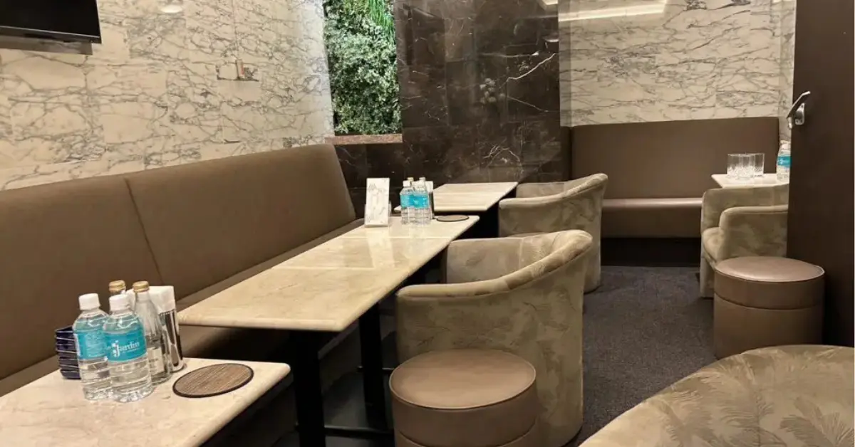 銀座ル・ジャルダン（Le Jardin）のメインフロアをソファ側から撮影した店内内装