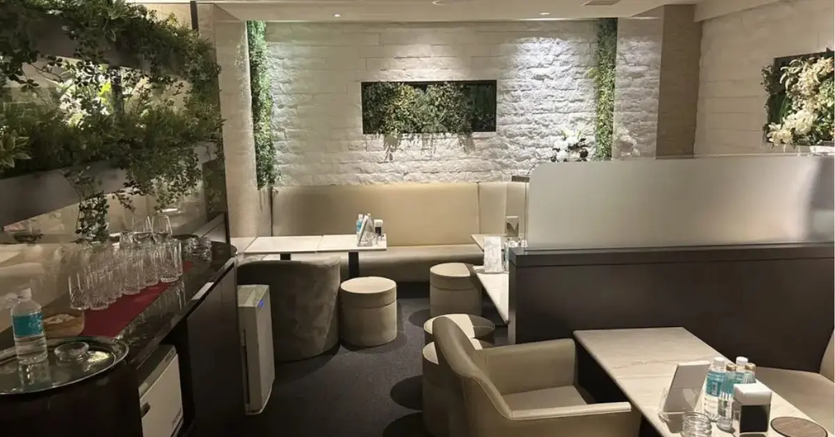 銀座ル・ジャルダン（Le Jardin）のメインフロアをテーブル側から撮影した店内内装