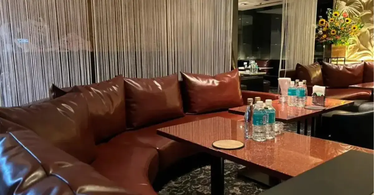 銀座ル・ジャルダン2（LeJardin Ⅱ）のメインフロアをソファ側から撮影した店内内装