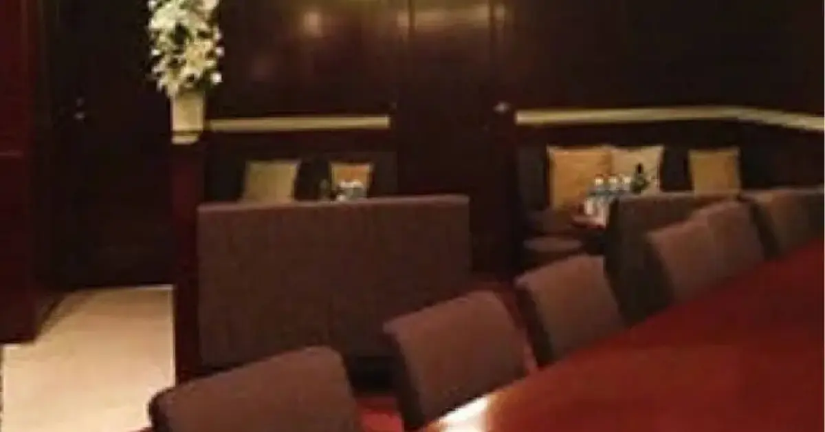 銀座ラヴレ（L'Havre）のメインフロアをカウンター側から撮影した店内内装