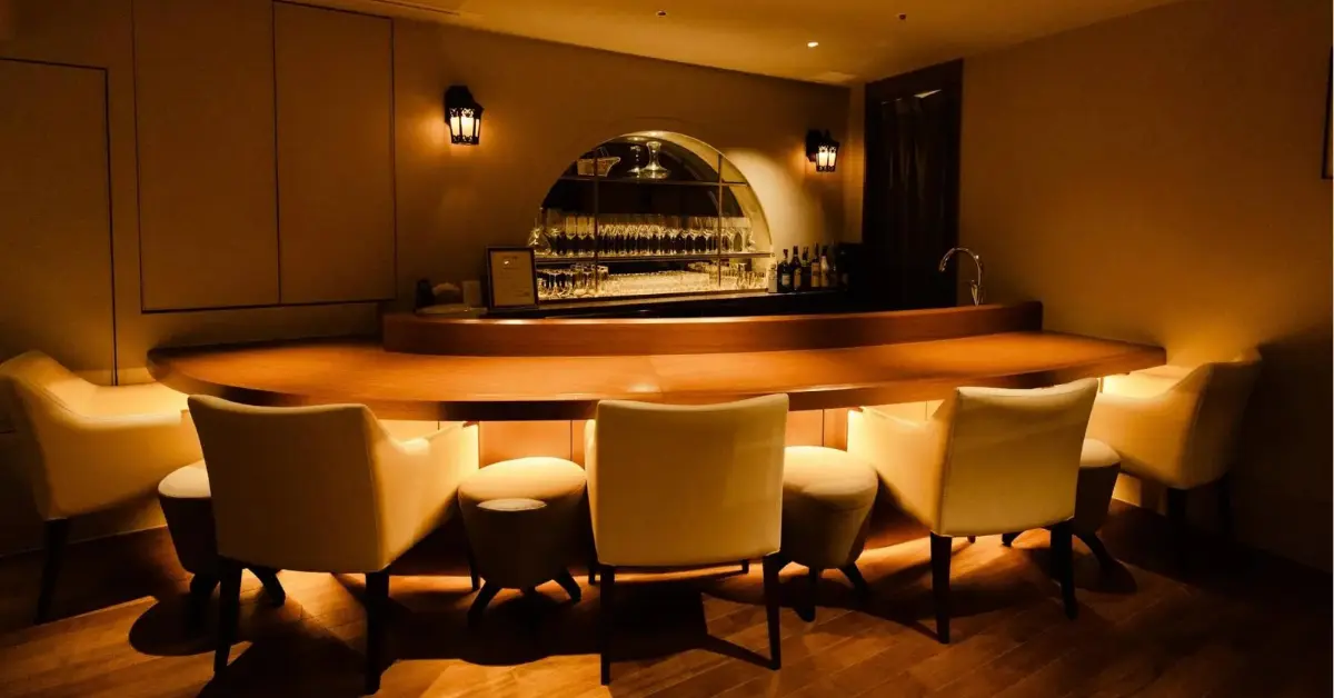 銀座ルアーナ（Luana）のカウンターを撮影した店内内装