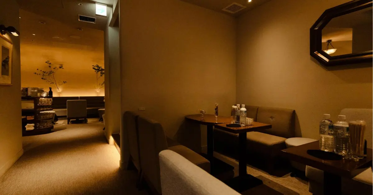 銀座ルアーナ（Luana）のメインフロアを通路側から撮影した店内内装