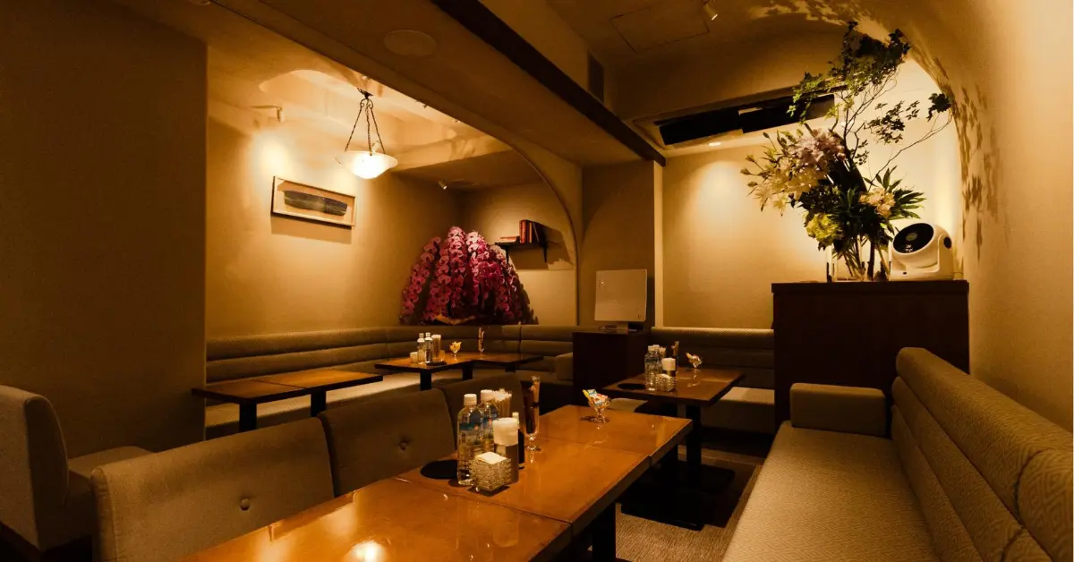 銀座ルアーナ（Luana）のメインフロアをソファ側から撮影した店内内装