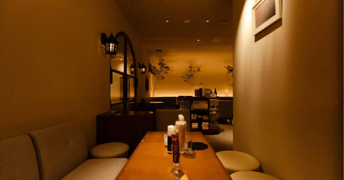 銀座ルアーナ（Luana）のメインフロアをテーブル側から撮影した店内内装