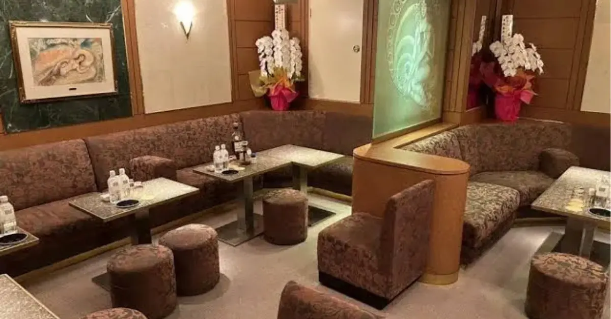 銀座マイカ（舞花）のメインフロアを通路側から撮影した店内内装