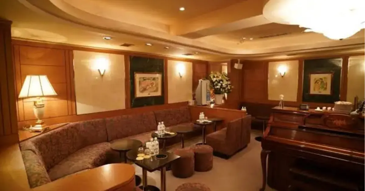 銀座マイカ（舞花）のメインフロアを撮影した店内内装