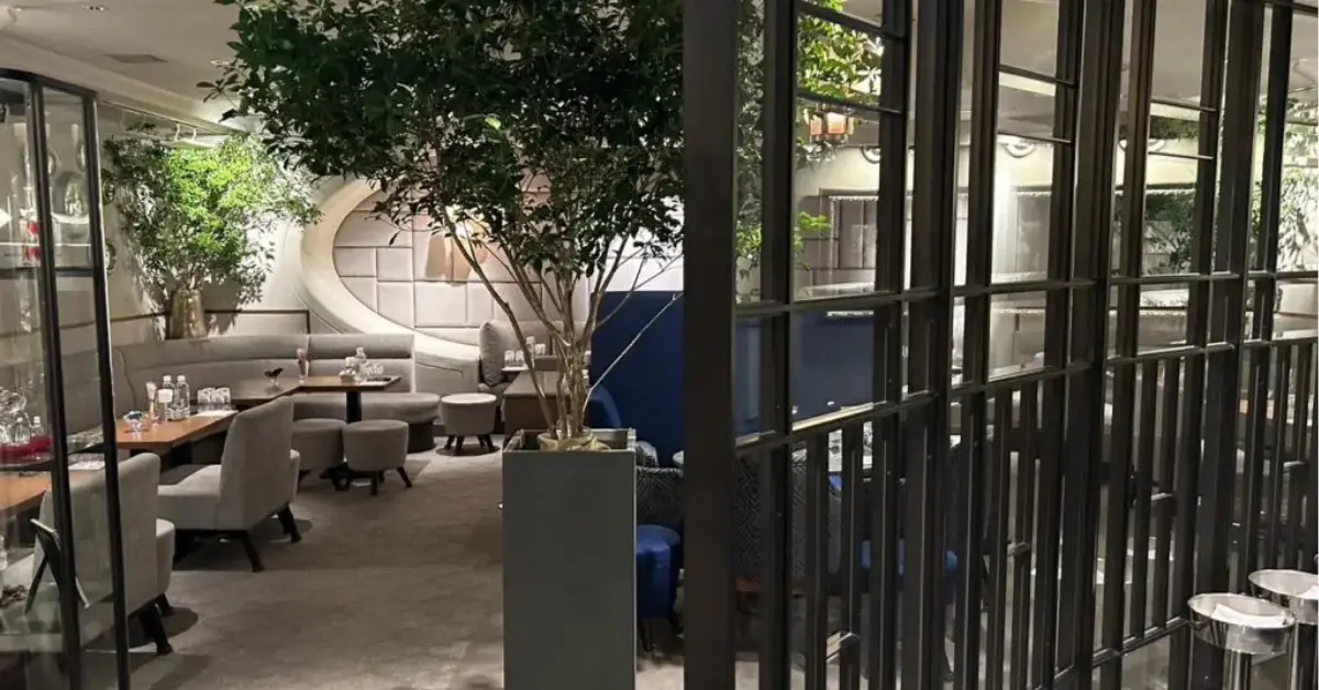 銀座メゾンドエム（Maison de M）のメインフロアを通路側から撮影した店内内装