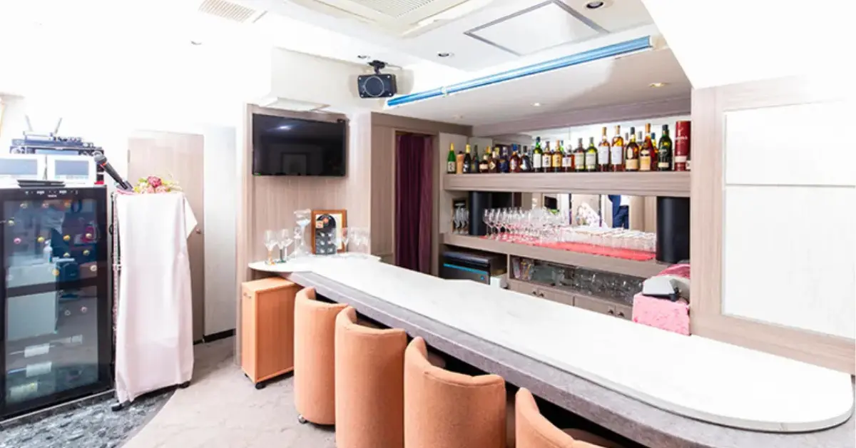 銀座マリー（Marie）のカウンターを撮影した店内内装