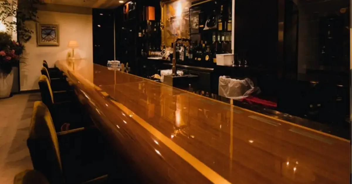 銀座ミズカミ（水上）のカウンターを撮影した店内内装