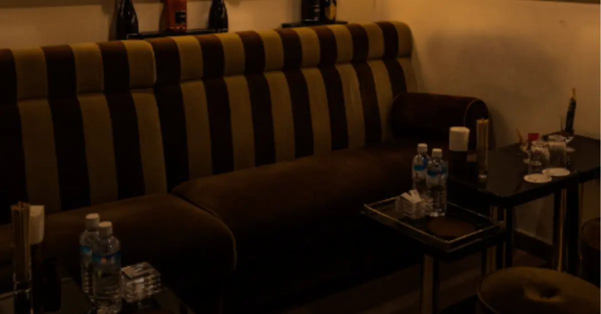 銀座ミズカミ（水上）のメインフロアをソファ側から撮影した店内内装