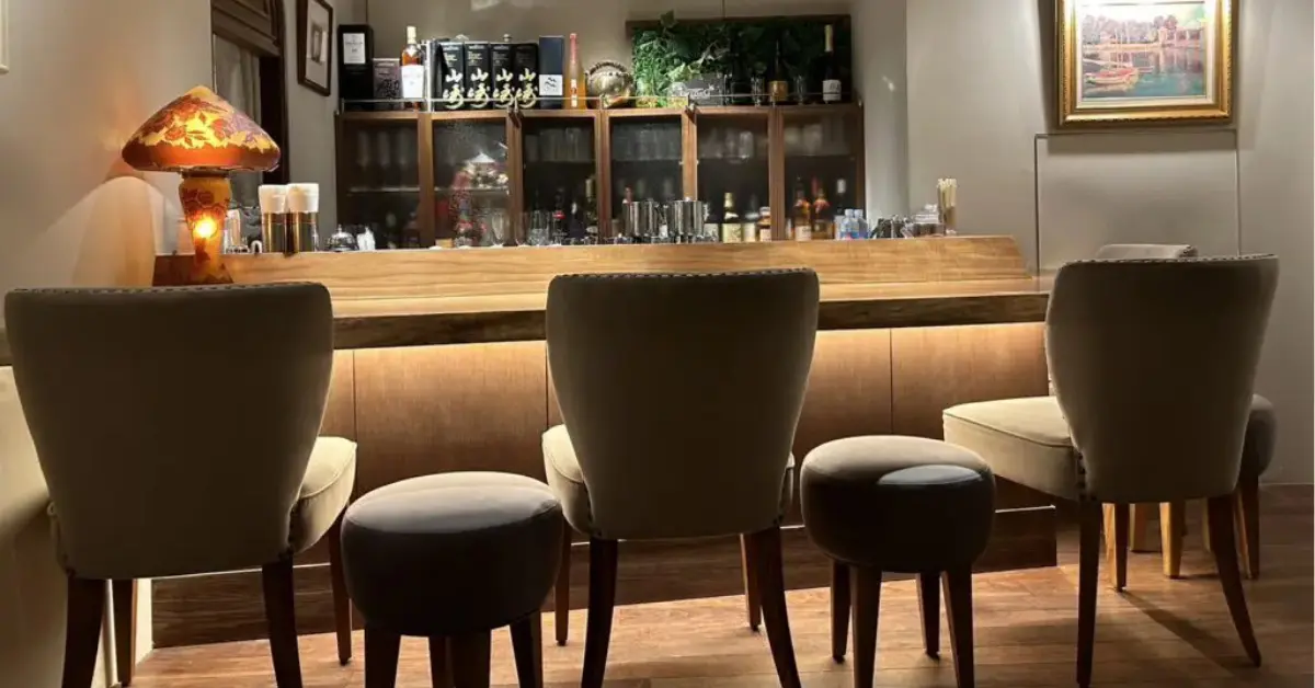 銀座モネ（MoNe＋）のカウンターを撮影した店内内装