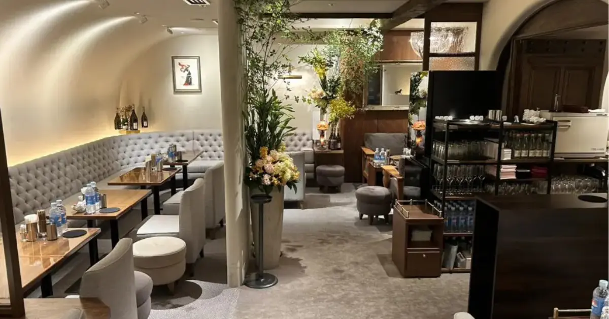 銀座モネ（MoNe＋）のメインフロアを通路側から撮影した店内内装