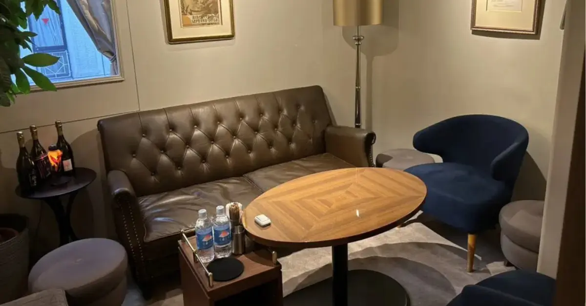 銀座モネ（MoNe＋）のメインフロアをテーブル側から撮影した店内内装