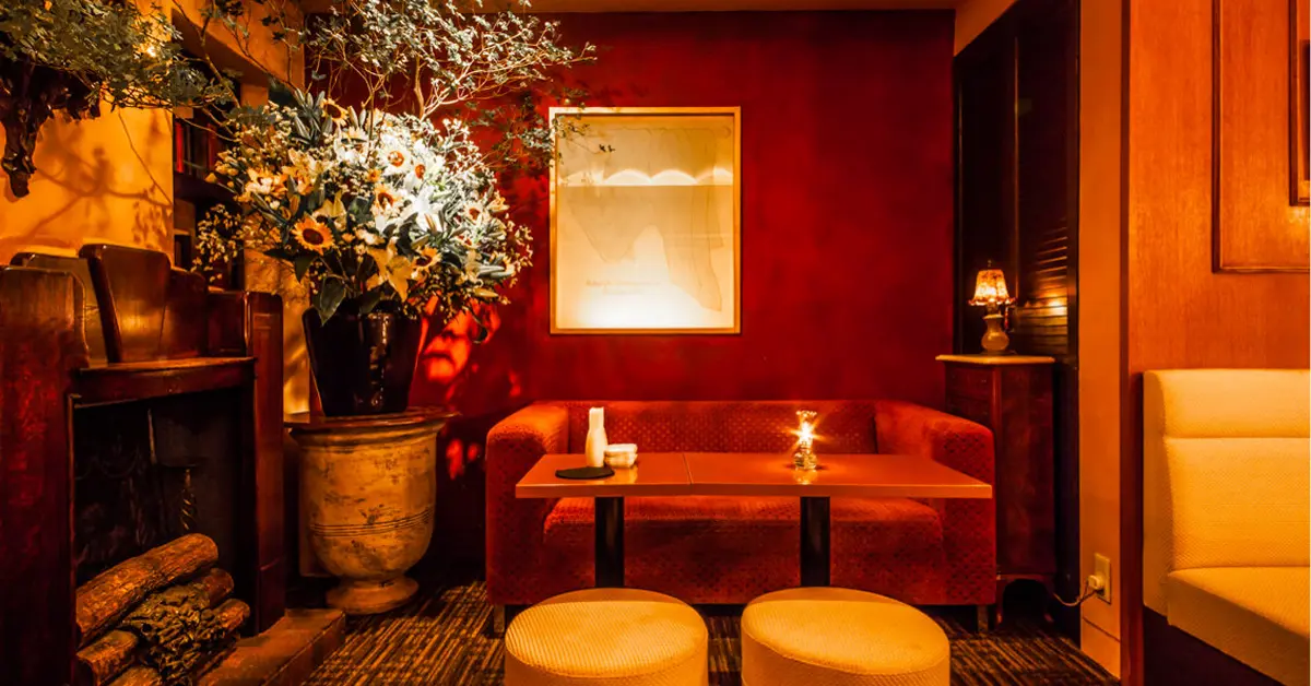 銀座モウリ（毛利）のメインフロアを通路側から撮影した店内内装