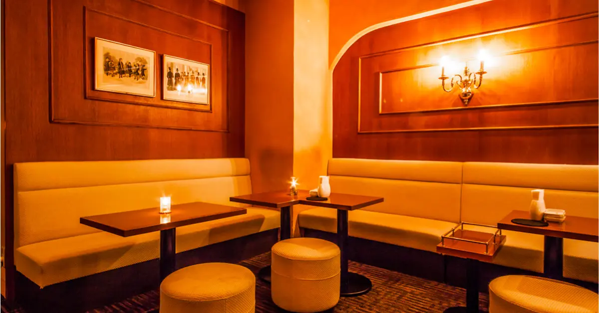 銀座モウリ（毛利）のメインフロアをテーブル側から撮影した店内内装