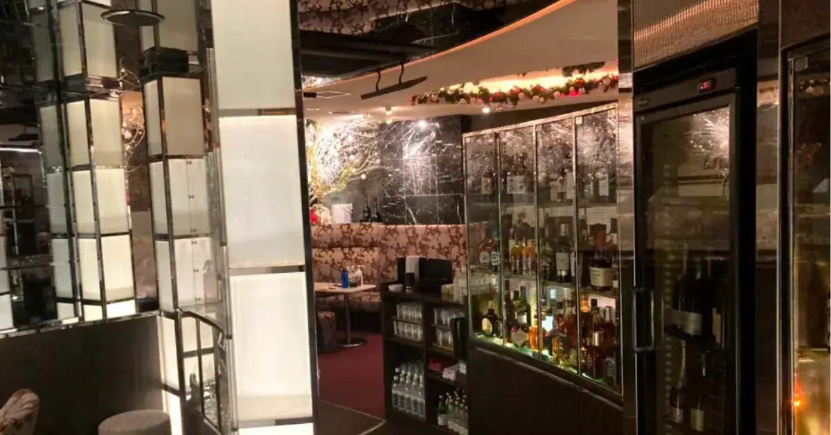 銀座ナナ（club nana）のボトルディスプレイを撮影した店内内装