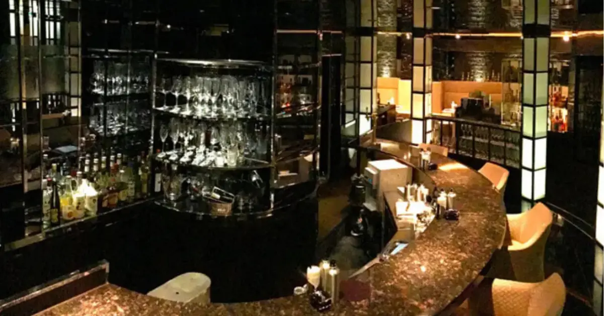 銀座ナナ（club nana）のカウンターを撮影した店内内装