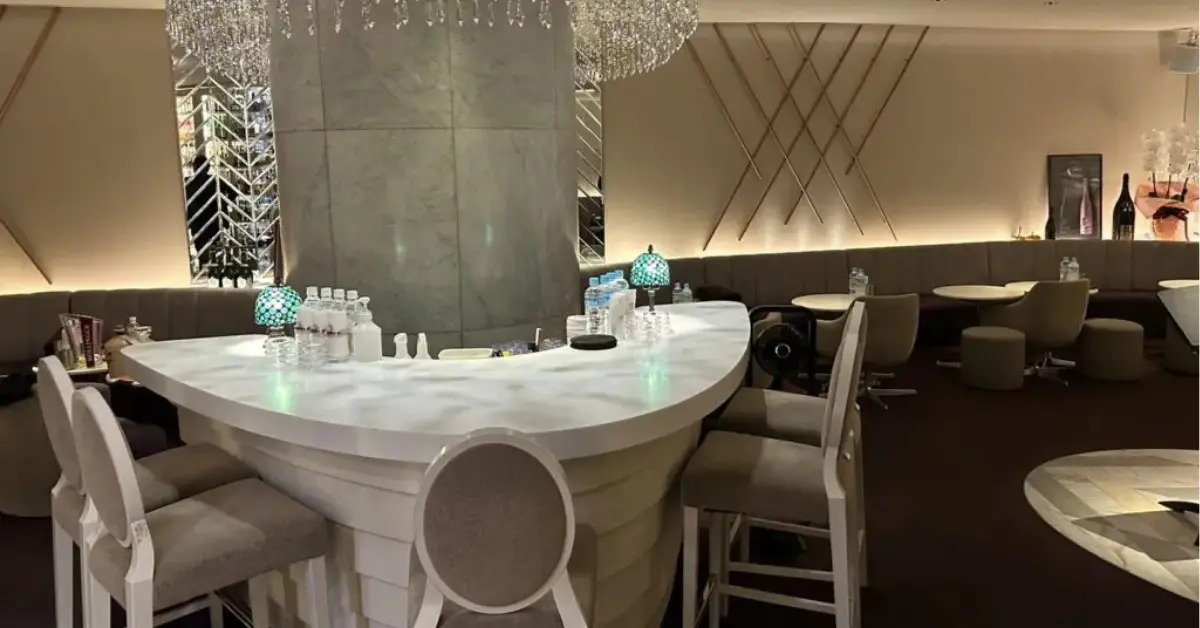 銀座ニューパルテノン（NEW PARTHENON）のメインフロアをカウンター側から撮影した店内内装