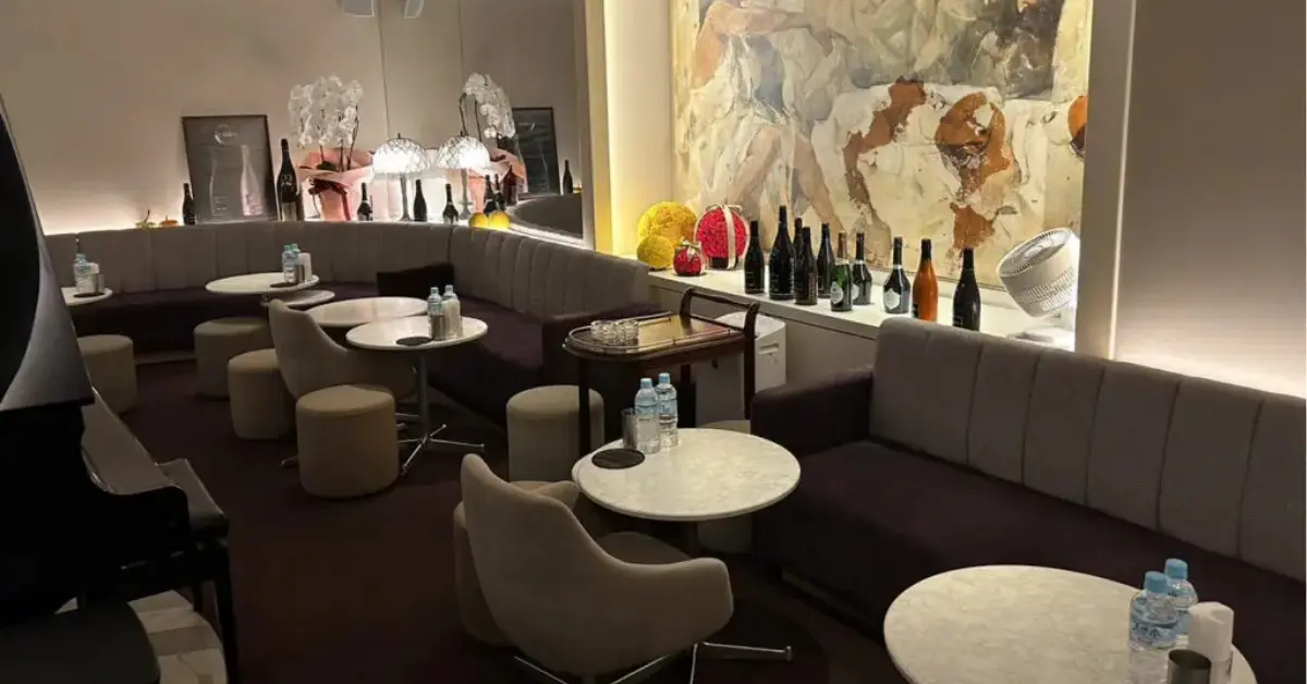 銀座ニューパルテノン（NEW PARTHENON）のメインフロアをソファ側から撮影した店内内装