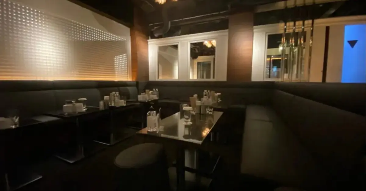 銀座ワン（one）のメインフロアをソファ側から撮影した店内内装