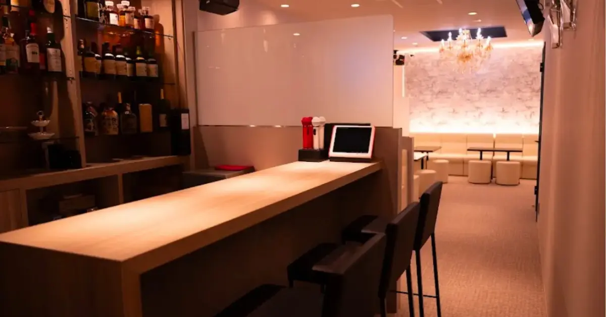 銀座オウル（CLUB OWL）のカウンターを撮影した店内内装