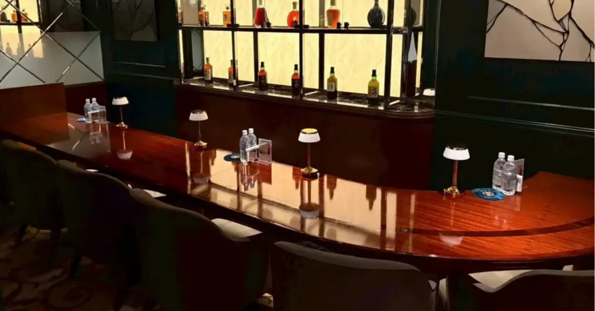 銀座ピロポ（Piropo）のカウンターを撮影した店内内装