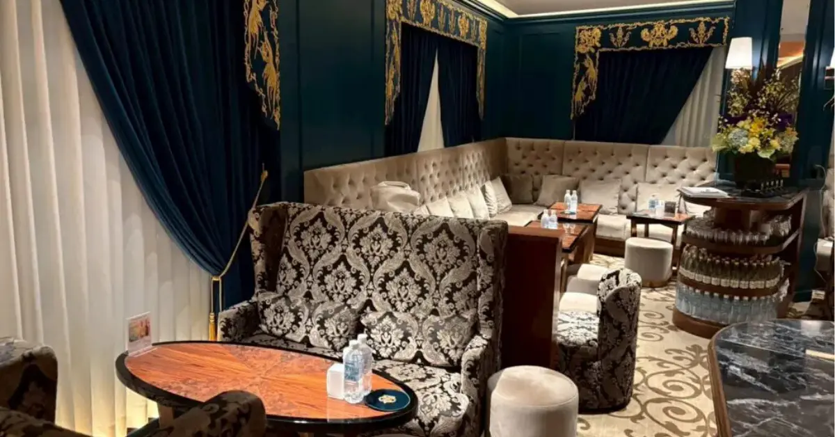 銀座ピロポ（Piropo）のメインフロアを通路側から撮影した店内内装