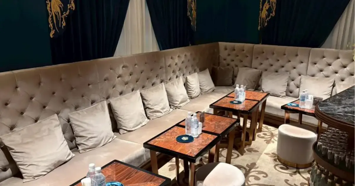 銀座ピロポ（Piropo）のメインフロアをテーブル側から撮影した店内内装