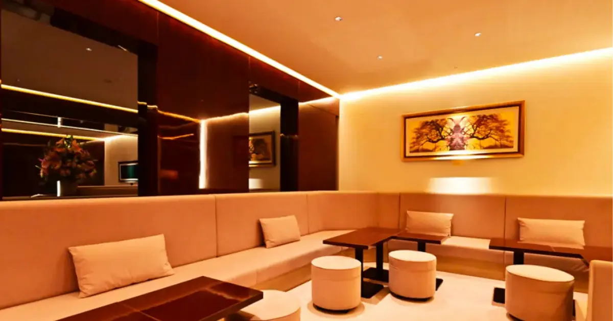 銀座レン（廉）のメインフロアを撮影した店内内装