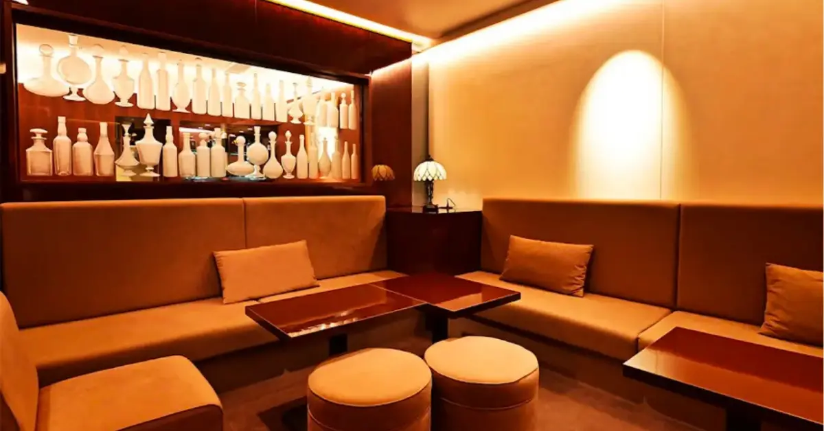 銀座レン（廉）のメインフロアをソファ側から撮影した店内内装