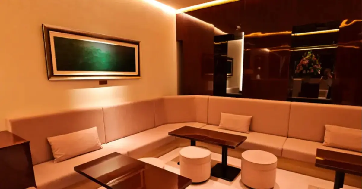 銀座レン（廉）のメインフロアをテーブル側から撮影した店内内装